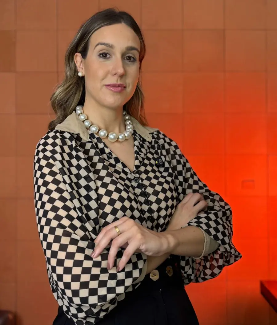 Especialista do Arqplace diante de parede revestida em terracota